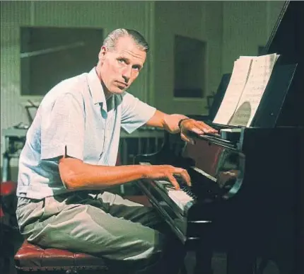  ?? ODISEA ?? George Martin, el quinto beatle, en una fotografía tomada en los estudios de Abbey Road