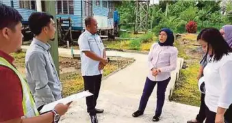  ??  ?? NANCY (dua dari kanan) meninjau pelaksanaa­n RTP dalam kawasan Batang Sadong di Simunjan.