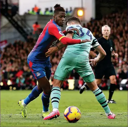  ?? PINNACLE ?? Fast forward: Wilfried Zaha manoeuvres the ball beyond Arsenal midfielder Granit Xhaka