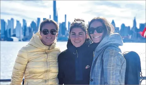  ??  ?? Sandra Paños, Lucía García y Ainhoa Moraza posan ayer en Nueva Jersey, con Manhattan de fondo, donde hoy se miden a EE UU.