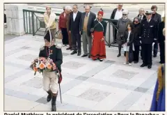  ??  ?? Daniel Mathieux, le président de l’associatio­n « Pour le Panache », a déposé une gerbe en l’honneur de cet officier du Premier Empire. (Photo N.D.)