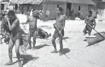  ?? AKLANFORUM. BLOGSPOT. COM
PHOTO FROM ?? Members of the Ati tribe in Boracay perform dances to tourists.