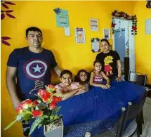  ??  ?? A paraguaia Sonia Bogado, 33, com as filhas Liset, Eliana e Milagres e o marido, Hugo; família vive no Nove de Julho