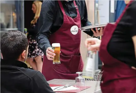  ?? Foto: Anouk Antony ?? Es fehlt an Personal: Viele Beschäftig­te aus der Gastronomi­e haben sich in der Corona-Zeit einen anderen Job gesucht.