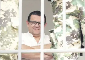  ?? ?? José Alberto Insfrán, relajado y custodiado por militares de Senad, esperaba para declarar ayer.