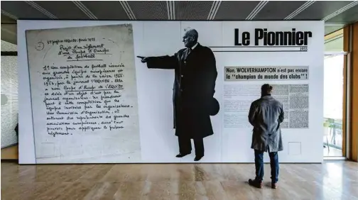  ?? (EDDY MOTTAZ) ?? Au siège de l’UEFA à Nyon, une fresque rend hommage à Gabriel Hanot, journalist­e de «L’Equipe», qui est à l’origine du lancement de la Coupe d’Europe des clubs champions, devenue aujourd’hui la Ligue des champions de l’UEFA.