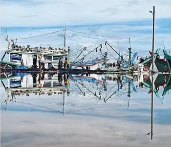  ?? — AFP ?? Seeking stability: Fishermen check their nets at a port in Banda Aceh. Price pressures
are rising and interest rates are climbing in Indonesia, jeopardisi­ng growth targets.