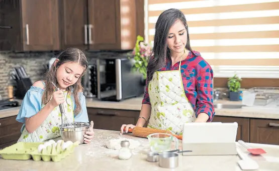  ?? Shuttersto­ck ?? Las redes sociales ofrecen entretenim­iento para chicos y grandes en la cocina