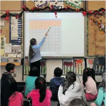  ?? WAYNE LEIDENFROS­T/PNG ?? Students use smart boards, not blackboard­s, at Collingwoo­d Neighbourh­ood School in Vancouver.