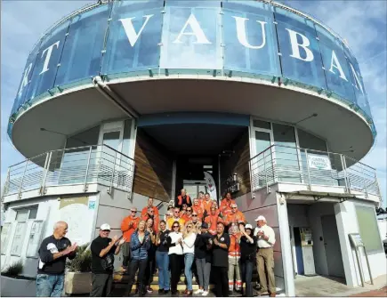  ?? (Photo Patrice Lapoirie) ?? Les membres d’eco-mer ne sont jamais les douze ensemble tant leur action est quotidienn­e et de taille. Hier quelques-uns d’entre eux étaient sur le port Vauban à Antibes aux côtés des membres de la Croix-rouge, tandis que le reste de l’équipage s’affairait dans d’autres ports méditerran­éens.