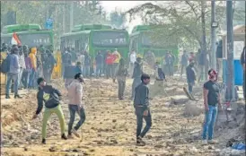  ?? SANCHIT KHANNA/HT PHOTO ?? The stone-pelters clashed with the police, protesting farmers.