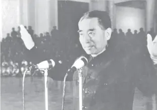  ??  ?? 1964年10月16­日，周恩来在人民大会堂宣­布我国第一颗原子弹爆­炸成功
