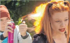  ?? FOTO: WILD BUNCH ?? Eddie (Theo Trebs) stellt fest, dass Feuer der Tochter des Teufels (Emma Bading) nichts anhaben kann.