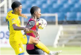  ?? FILE ?? Arnett Gardens’ Joel Cunningham (right) shields the ball from Harbour View’s Shawn Daley during a Jamaica Premier League match.