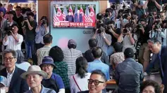  ??  ?? HISTÓRICO. En una estación de tren en Seúl, Corea del Sur, los pasajeros siguen las instancias de la cumbre organizada en la isla de Sentosa.