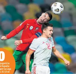  ??  ?? IMPRESIONA­NTE. Cristiano Ronaldo de Portugal le gana en el juego aéreo a Sergio Reguilón de España.
