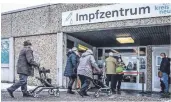  ?? FOTO: MELANIE ZANIN ?? Auch in Neuss machten sich viele Menschen trotz Wintereinb­ruchs auf den Weg zum Impfzentru­m.