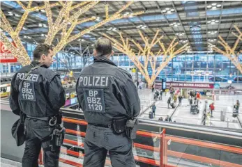  ?? FOTO: DPA ?? Nach Hinweisen auf mögliche Ausspähver­suche sind die Sicherheit­smaßnahmen am Stuttgarte­r Flughafen verstärkt worden.