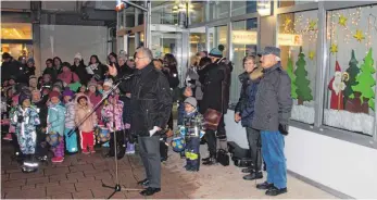  ?? FOTO: MICHAEL HOCHHEUSER ?? Franz Schuhmache­r vom Vorstand der Bürgerstif­tung sprach am Montagaben­d zum Auftakt der Adventsfen­sterAktion.