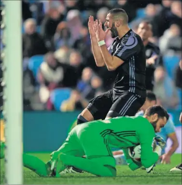  ??  ?? INOFENSIVO. En Vigo, Benzema estuvo ausente y sólo remató una vez aunque el Madrid debía remontar.