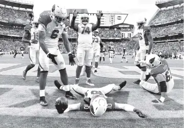  ?? JASON MILLER Getty Images ?? The Cardinals’ DeAndre Hopkins (10) celebrates one of his two touchdown catches against the Browns on Sunday.