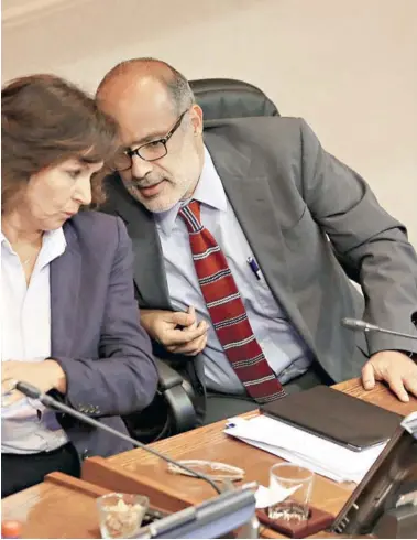  ??  ?? ►►
El ministro Valdés, acompañado ayer de su par de Trabajo, Alejandra Krauss.