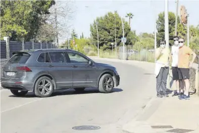  ?? GABRIEL UTIEL ?? En la calle Monestir del Puig, con tramos sin acera, conviven deportista­s con peatones y vehículos.