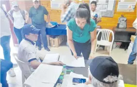  ?? ?? Las oficinas regionales del TSJE en el Chaco reciben las máquinas de votación que serán usadas en las internas.