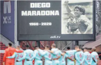  ?? FOTO: ZAC GOODWIN/IMAGO IMAGES ?? Wie in so vielen Stadien der Welt: Nottingham Forest und Swansea City gedenken Maradonas.