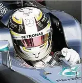  ??  ?? Lewis Hamilton beim gestrigen zweiten Trainingsl­auf in Monza. Foto: Daniel Dal Zennaro, dpa