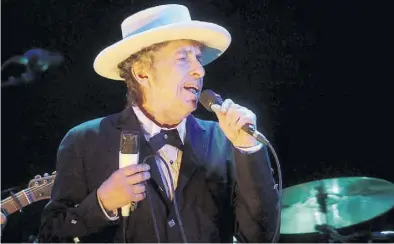  ?? DPA-BILD: CASTELLO ?? US-Sänger Bob Dylan bei einem Konzert in Benicassim (Spanien) im Jahr 2012. Jetzt überrascht­e er seine Fans mit einem neuen 17-minütigen Song-Epos.