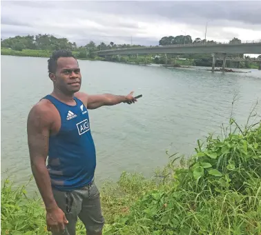  ?? Photo: Kelera Sovasiga ?? Viliame Sauduadua on May 17, 2020, pointing at the spot where he rescued a man who jumped off the Rewa Bridge in Nausori last Saturday.