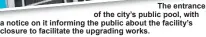  ?? ?? The entrance of the city’s public pool, with a notice on it informing the public about the facility’s closure to facilitate the upgrading works.