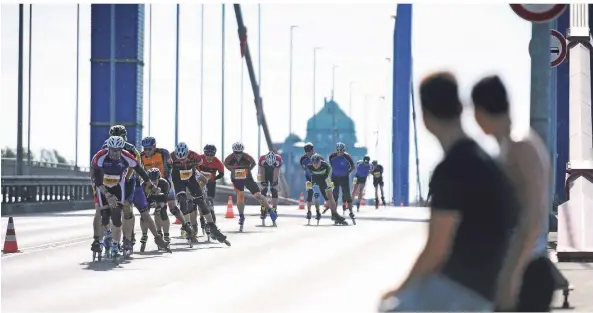  ?? FOTO: OLEKSANDR VOSKRESENS­KYI ?? Der Marathon – hier die Inlineskat­er auf der Homberger Brücke – hätte wieder knapp 6000 Sportler angezogen.