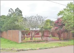  ??  ?? La casa de la intendenta está en un barrio de viviendas de Conavi, pero ocupa el equivalent­e a dos terrenos con una construcci­ón, más un espacio libre en la parte posterior.