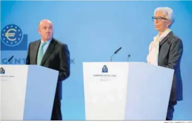  ?? MARTIN LAMBERTS / EFE ?? Luis de Guindos y Christine Lagarde, en rueda de prensa tras el Consejo de Gobierno del BCE.