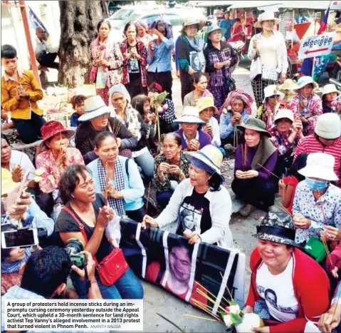  ?? ANANTH BALIGA ?? A group of protesters hold incense sticks during an impromptu cursing ceremony yesterday outside the Appeal Court, which upheld a 30-month sentence for land rights activist Tep Vanny’s alleged involvemen­t in a 2013 protest that turned violent in Phnom...