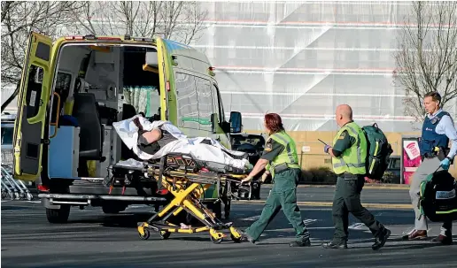  ?? HAMISH MCNEILLY/STUFF ?? Emergency services were called to a Countdown supermarke­t in central Dunedin after reports of a stabbing.