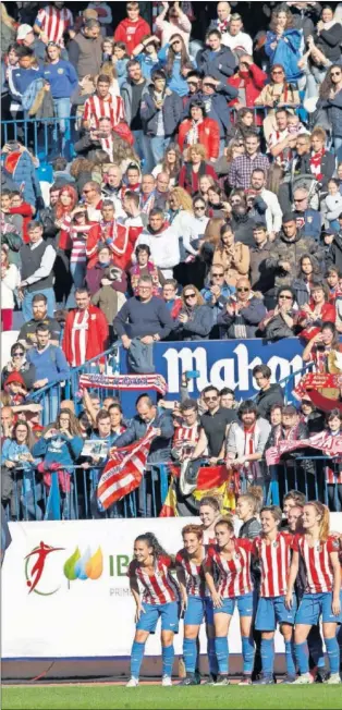  ??  ?? FESTEJOS. Las chicas del Atlético celebraron con su afición en el Calderón la victoria an
