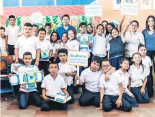  ??  ?? ESCUELA. Los niños participan­tes en la actividad.