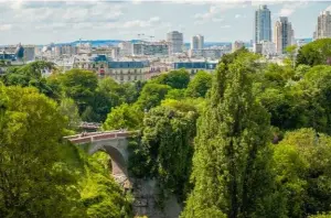  ??  ?? De près de 25 ha, le parc des Buttes-Chaumont, réalisé par l'ingénieur Adolphe Alphand et inauguré en 1867, est l'un des plus grands espaces verts de Paris.
