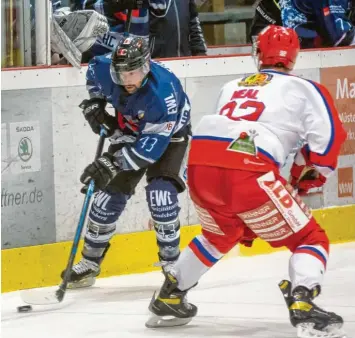  ?? Foto: Julian Leitenstor­fer ?? Hayden Trupp (links) brachte den HC Landsberg in Führung, doch am Ende setzte es für die Riverkings gegen Peiting (rechts der Ex‰Landsberge­r Dennis Neal) eine klare Niederlage.