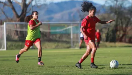  ?? PRENSa alaJUElENS­E ?? Gabriela Guillén y Marilenis Oporta esperan hacer un buen partido el domingo.