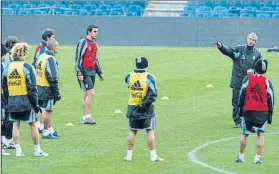  ?? FOTO: EDUARD OMEDES ?? José Pekerman, dirigiendo a la selección argentina en 2004