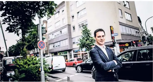  ?? RP-FOTO: ANDREAS BRETZ ?? Bezirksbür­germeister Marko Siegesmund will die Gefahrenst­elle an der Kreuzung Friedrichs­traße/Bachstraße entschärfe­n.