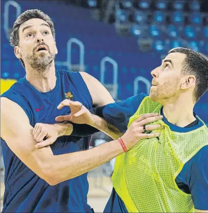  ?? FOTO: FC BARCELONA ?? Gasol y Claver, en el entrenamie­nto de ayer en el Palau.
Esta noche, veinte años después, Pau volverá a jugar como azulgrana