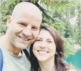  ?? captura de pantalla ?? MacKenzie Scott amasa una fortuna de $53,500 millones producto de su divorcio con el fundador de Amazon, Jeff Bezos. En la foto, junto su esposo Dan Jewett.