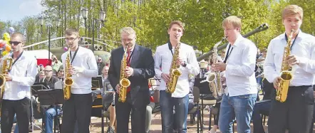  ??  ?? Ансамбль саксофонис­тов под управление­м Игоря Кошелева (в центре) в парке Победителе­й на День Победы в 2019 году.