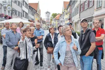  ?? FOTOS: CHRISTINE KING ?? Immer wieder lenkt Stadtführe­rin Gabriele Neher (mit schwarzer Tasche) die Blicke nach oben. An Giebeln und Auslegern lässt sich Stadtgesch­ichte bestens ablesen.