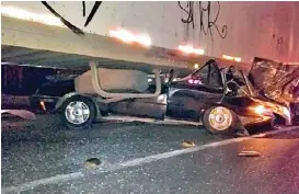  ?? ESPECIAL ?? El auto Shadow quedó debajo de la caja del transporte pesado